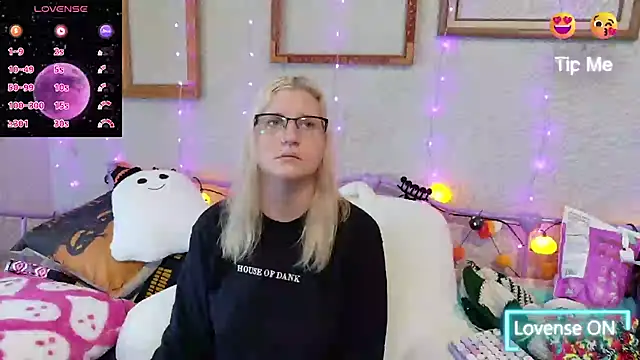 Snapshot of samanthamalichite chatting on 10-20-25, 01:44 samanthamalichite online show from 10-20-25, 01:44