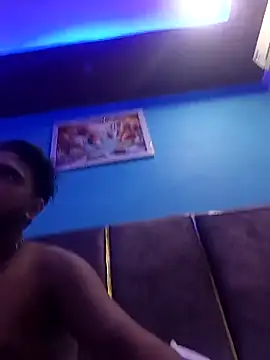 Snapshot of romantic_couple1 chatting on 09-18-25, 01:40 romantic couple1 online show from 09-18-25, 01:40