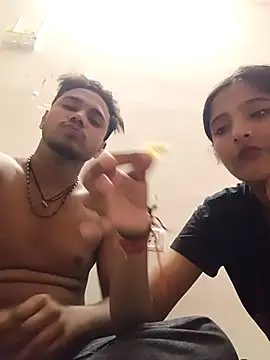 Snapshot of romantic_couple1 chatting on 10-19-25, 03:18 romantic couple1 online show from 10-19-25, 03:18