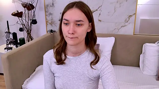 AmadaReine online show from 10-27-25, 04:11