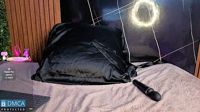 Kiara Zahiri   online show from 10-08-25, 11:19