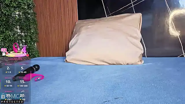 Kiara Zahiri   online show from 10-21-25, 11:00