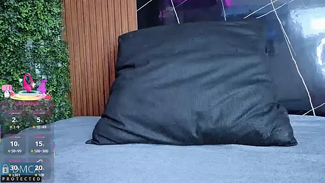 Kiara Zahiri   online show from 10-28-25, 10:52