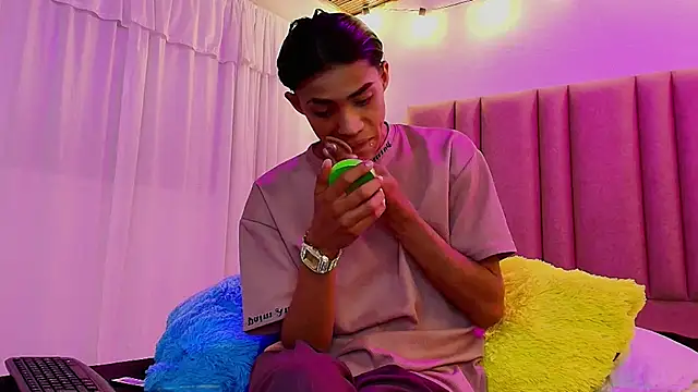 camilo nom online show from 10-24-25, 04:09