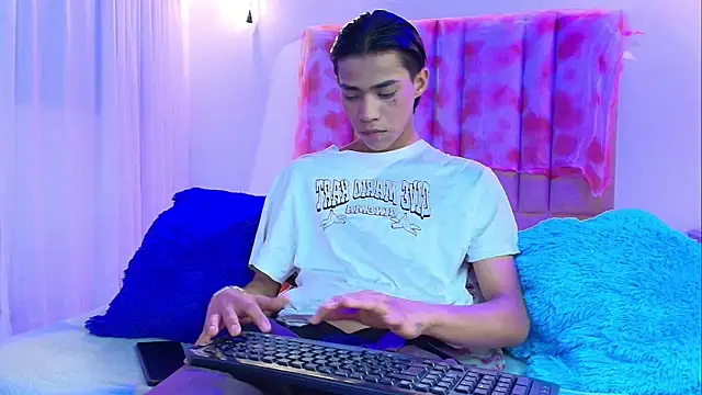 camilo nom online show from 11-04-25, 04:33