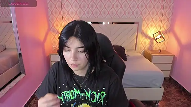 CHRISTY TEIGEN4 online show from 10-08-25, 07:22