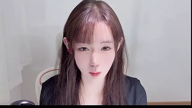 Snapshot of Xiao-runbao chatting on 10-16-25, 12:39 Xiao-runbao online show from 10-16-25, 12:39
