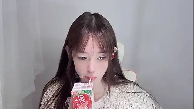 Snapshot of Xiao-runbao chatting on 10-19-25, 01:45 Xiao-runbao online show from 10-19-25, 01:45