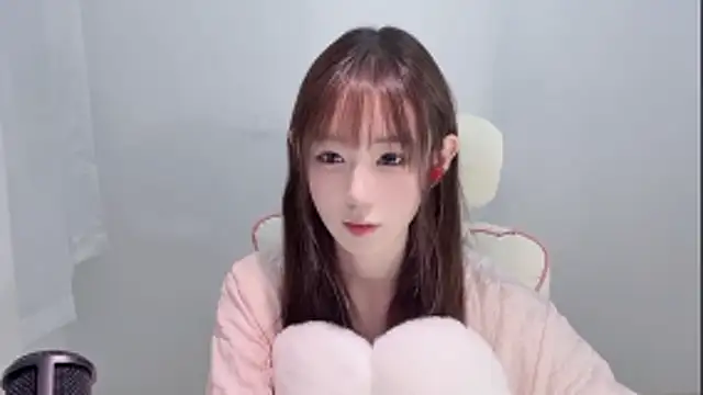 Snapshot of Xiao-runbao chatting on 10-21-25, 01:23 Xiao-runbao online show from 10-21-25, 01:23