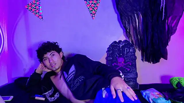 Snapshot of Laura_and_Kevin chatting on 10-10-25, 02:49 Laura and Kevin online show from 10-10-25, 02:49