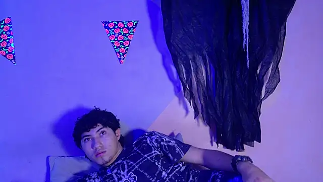 Snapshot of Laura_and_Kevin chatting on 10-11-25, 02:15 Laura and Kevin online show from 10-11-25, 02:15