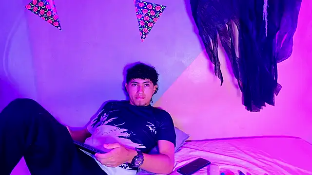 Snapshot of Laura_and_Kevin chatting on 10-28-25, 01:36 Laura and Kevin online show from 10-28-25, 01:36