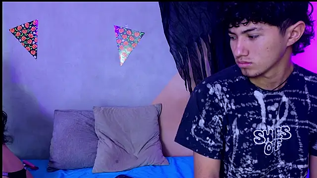 Snapshot of Laura_and_Kevin chatting on 11-04-25, 01:21 Laura and Kevin online show from 11-04-25, 01:21