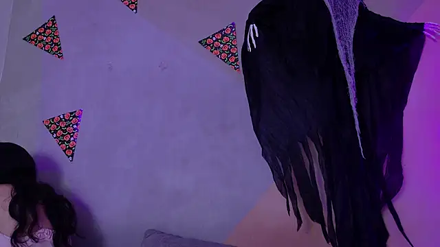 Snapshot of Laura_and_Kevin chatting on 11-07-25, 01:33 Laura and Kevin online show from 11-07-25, 01:33