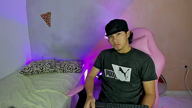 Snapshot of Laura_and_Kevin chatting on 11-20-25, 03:12 Laura and Kevin online show from 11-20-25, 03:12