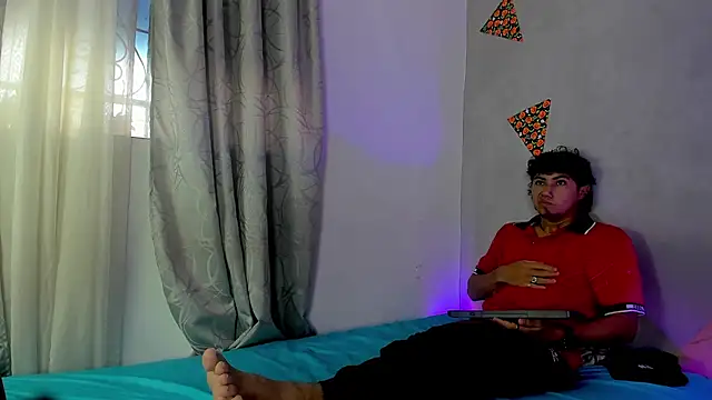 Snapshot of Laura_and_Kevin chatting on 11-22-25, 01:43 Laura and Kevin online show from 11-22-25, 01:43