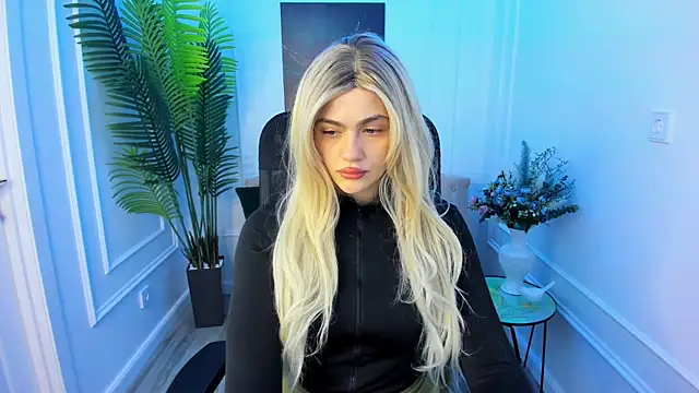 Snapshot of LeslieMineg chatting on 10-10-25, 07:46 LeslieMineg online show from 10-10-25, 07:46