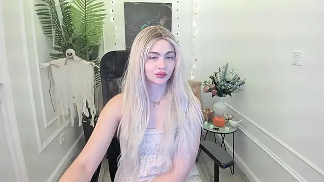 Snapshot of LeslieMineg chatting on 10-16-25, 11:22 LeslieMineg online show from 10-16-25, 11:22