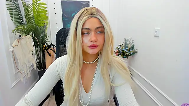 Snapshot of LeslieMineg chatting on 10-30-25, 07:58 LeslieMineg online show from 10-30-25, 07:58