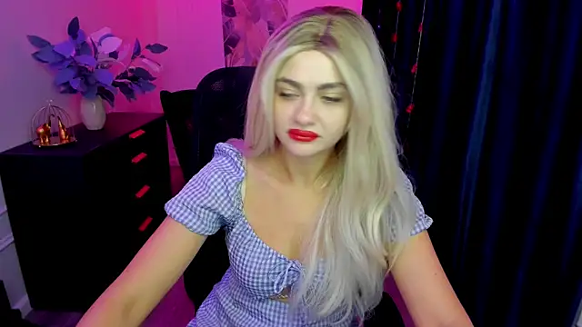 Snapshot of LeslieMineg chatting on 11-05-25, 11:43 LeslieMineg online show from 11-05-25, 11:43