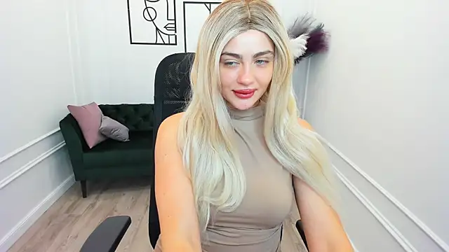 Snapshot of LeslieMineg chatting on 11-10-25, 11:20 LeslieMineg online show from 11-10-25, 11:20