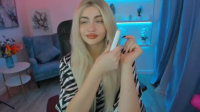 Snapshot of LeslieMineg chatting on 11-11-25, 11:43 LeslieMineg online show from 11-11-25, 11:43