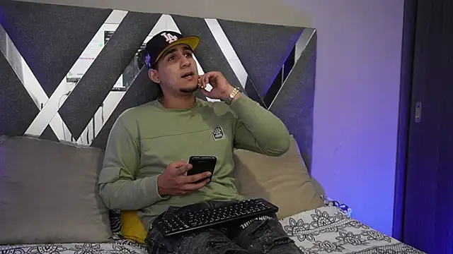 Snapshot of massimo_vidal_ chatting on 10-15-25, 01:50 massimo vidal online show from 10-15-25, 01:50