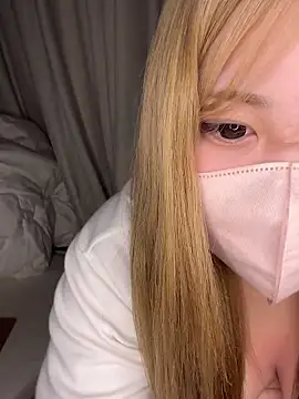 Snapshot of Chua-chan chatting on 10-21-25, 07:36 Chua-chan online show from 10-21-25, 07:36