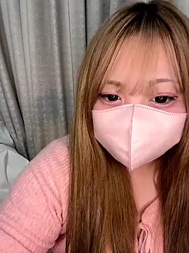 Snapshot of Chua-chan chatting on 10-23-25, 05:01 Chua-chan online show from 10-23-25, 05:01