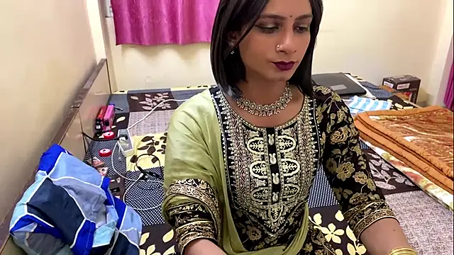 Snapshot of LuvLayla chatting on 11-11-25, 06:08 LuvLayla online show from 11-11-25, 06:08