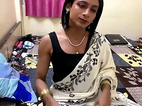 Snapshot of LuvLayla chatting on 11-12-25, 08:30 LuvLayla online show from 11-12-25, 08:30