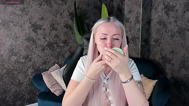 Joyce Howard online show from 10-17-25, 02:37