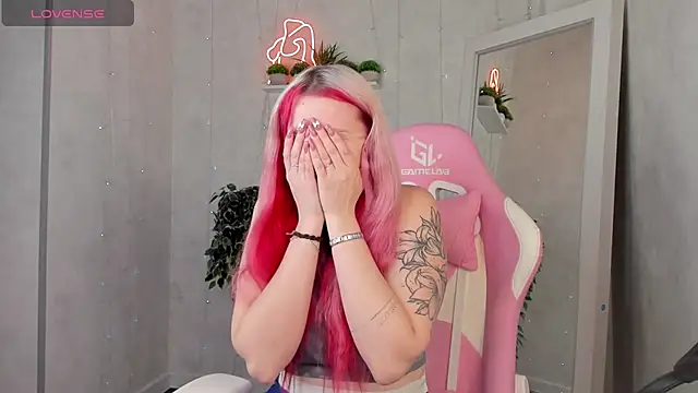 Joyce Howard online show from 11-17-25, 01:11