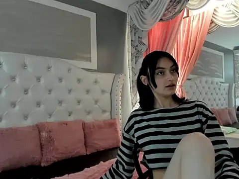 naomi cooper   online show from 10-01-25, 01:39