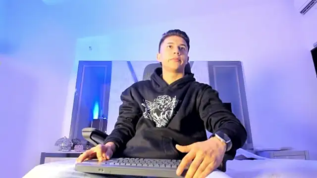 liaamsmiith  online show from 09-15-25, 12:16