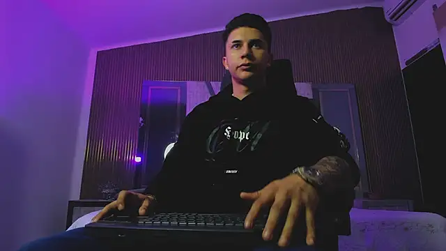 liaamsmiith  online show from 09-25-25, 12:09