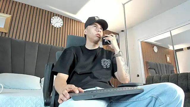 liaamsmiith  online show from 10-02-25, 12:23