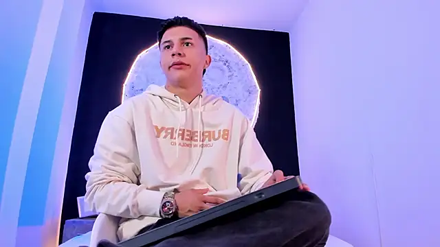 liaamsmiith  online show from 10-25-25, 12:23