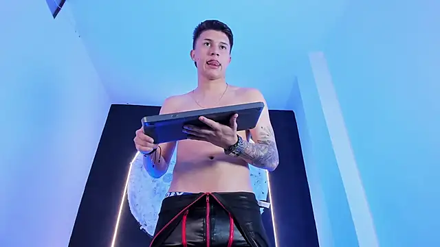 liaamsmiith  online show from 10-31-25, 12:50