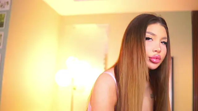 Snapshot of CassyeLips chatting on 11-17-25, 11:38 CassyeLips online show from 11-17-25, 11:38