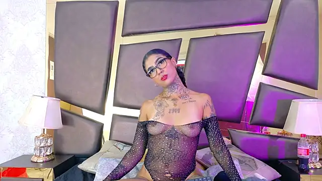 Snapshot of EmilieLake chatting on 10-21-25, 08:31 EmilieLake online show from 10-21-25, 08:31