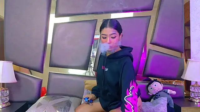 Snapshot of EmilieLake chatting on 11-13-25, 08:41 EmilieLake online show from 11-13-25, 08:41