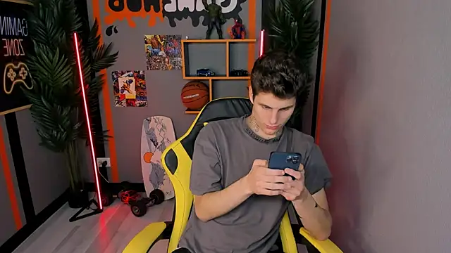 Snapshot of JackWolw chatting on 10-15-25, 05:02 JackWolw online show from 10-15-25, 05:02