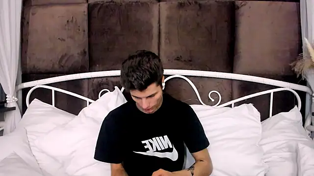 Snapshot of JackWolw chatting on 10-16-25, 07:20 JackWolw online show from 10-16-25, 07:20