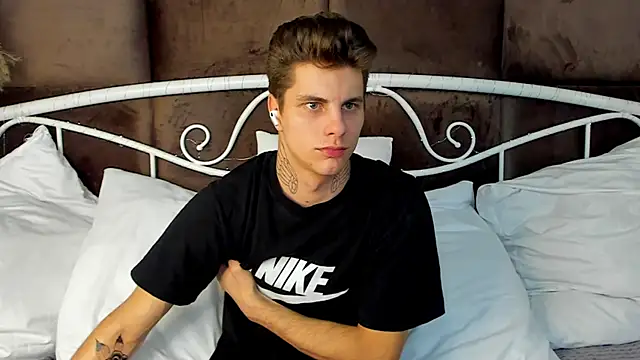 Snapshot of JackWolw chatting on 10-16-25, 07:26 JackWolw online show from 10-16-25, 07:26