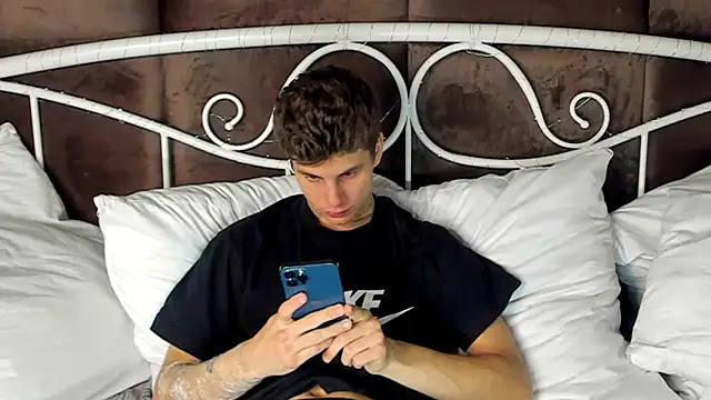 Snapshot of JackWolw chatting on 10-17-25, 07:33 JackWolw online show from 10-17-25, 07:33