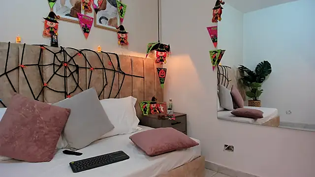 Karina Harris online show from 10-27-25, 01:37