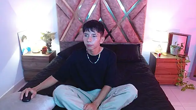 Snapshot of Hyunjin_Son chatting on 09-19-25, 12:34 Hyunjin Son online show from 09-19-25, 12:34