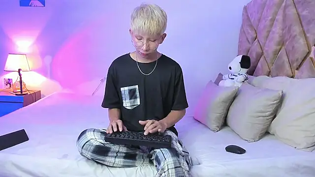 Hyunjin Son online show from 01-12-26, 05:40