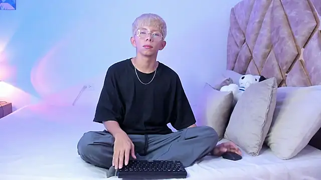 Hyunjin Son online show from 01-15-26, 07:50